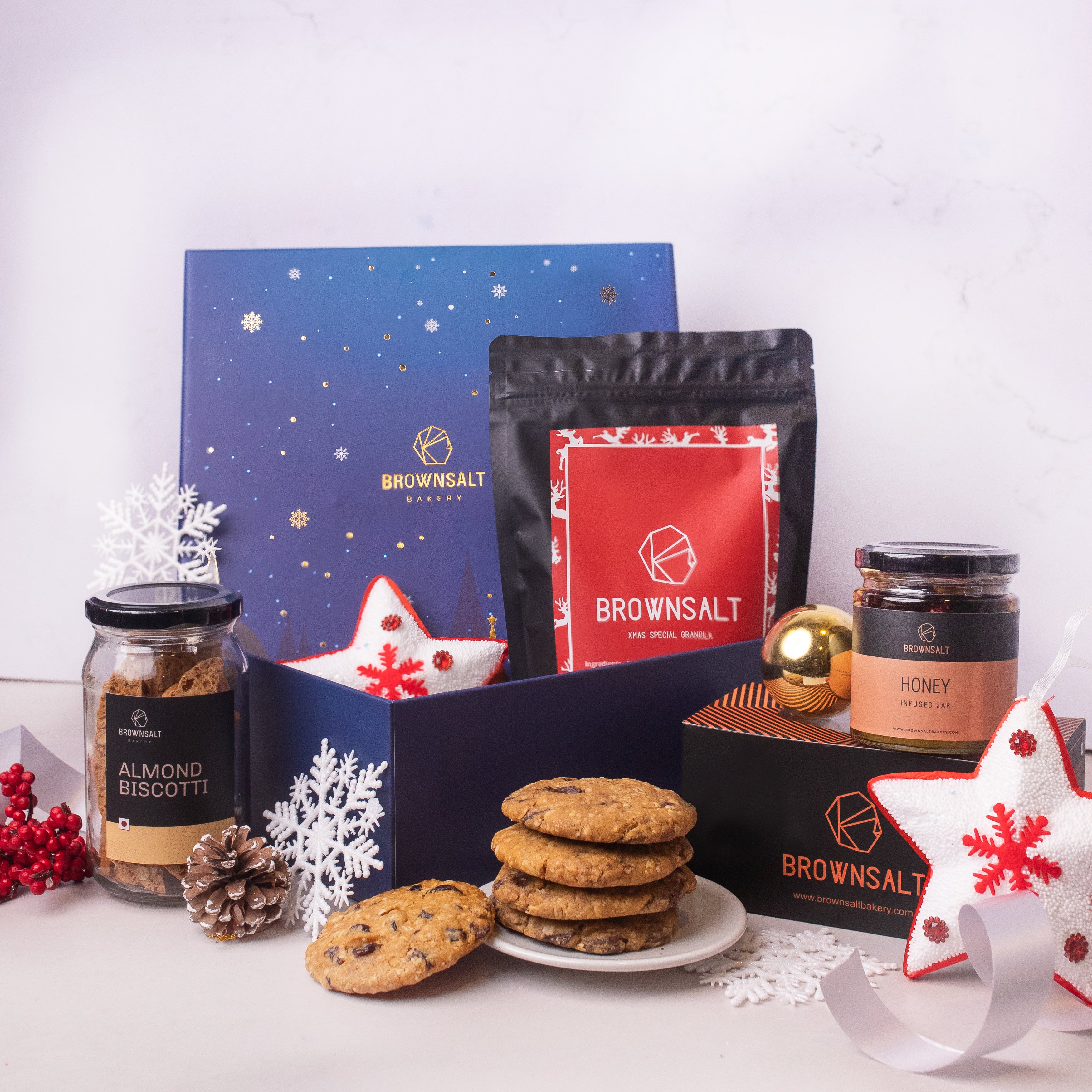 Midiron Christmas Hamper/Present for Her/Him or Couples with Chocolate  Basket Paper Gift Box Price in India - Buy Midiron Christmas Hamper/Present  for Her/Him or Couples with Chocolate Basket Paper Gift Box online